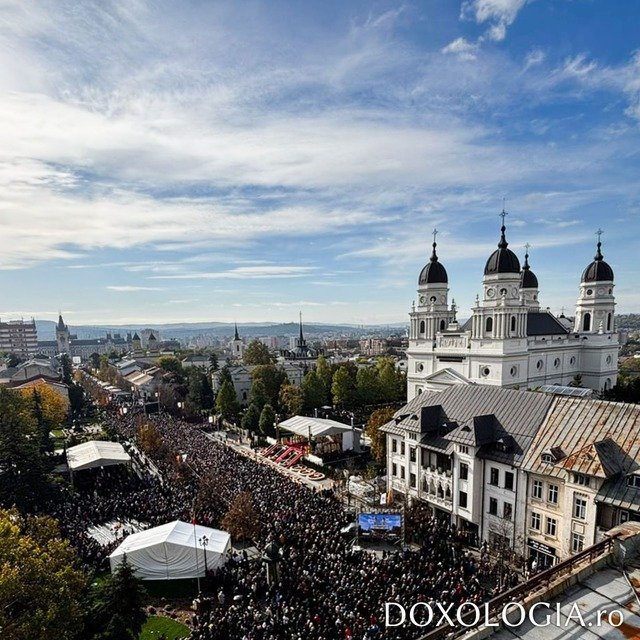 La pelerinajul de la Iași, 32.000 de credincioși au luat parte la Liturghie; IPS Teofan a recompensat trei familii cu mulți copii.