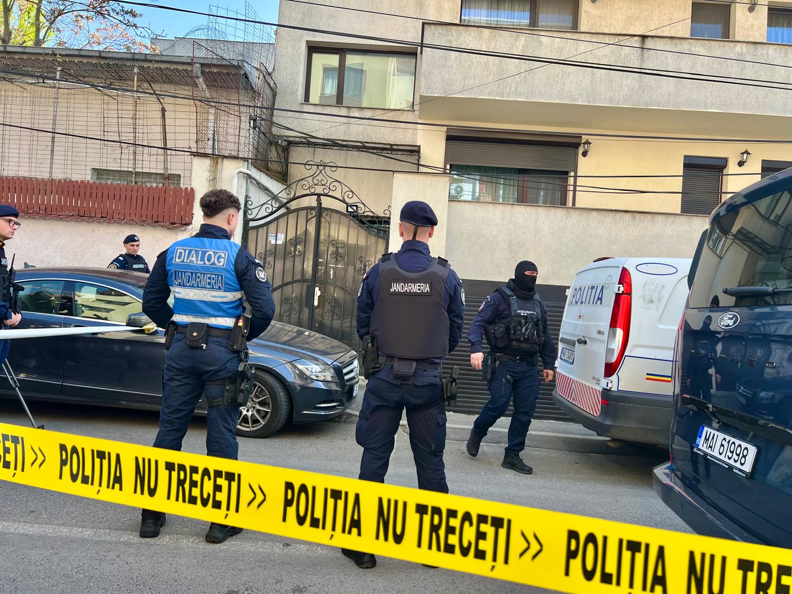 Descinderi în zece județe la o unitate clandestină de fabricare acte și diplome false, inclusiv permise de conducere, acte de identitate, certificate de studii și dosare de muncă