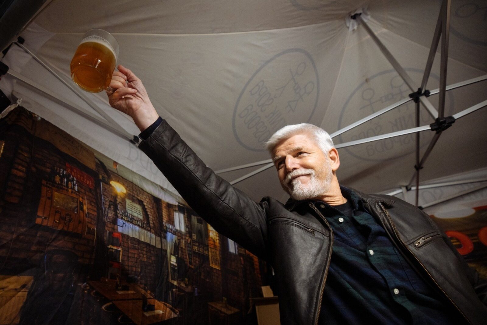 Miliardarul populist Babis confirmă negocierile pentru formarea unui guvern de coaliție cu euroscepticii și extremiștii de dreapta; decizia finală aparține președintelui pro-european al Cehiei, Petr Pavel