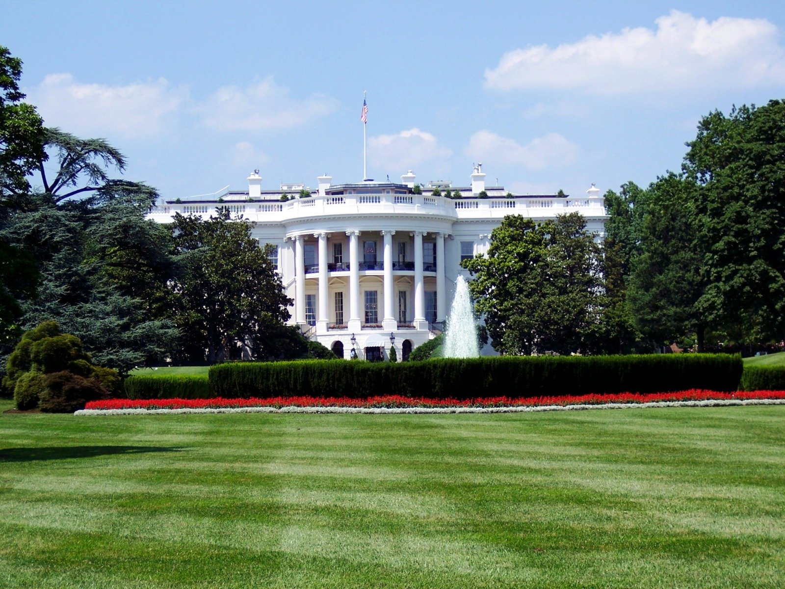 [ad_1] O parte din aripa estică a Casei Albe a fost deja dărâmată, în timp ce începe construcția noii săli de bal pentru președintele Donald Trump, conform relatărilor de la postul de radio BBC, citate de o agenție de știri din România