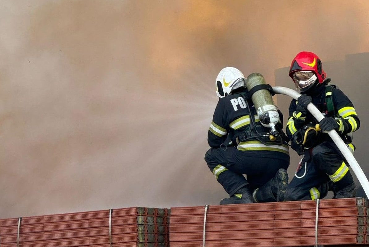 [ad_1] Un incendiu de amploare a izbucnit în noaptea dintre joi și vineri la două hale din comuna Dumbrăveni, județul Suceava