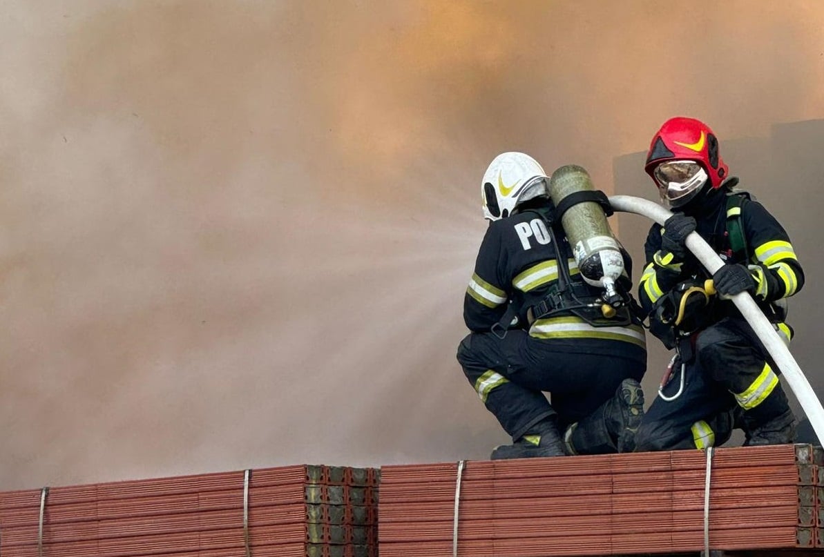 [ad_1] Un incendiu de amploare a izbucnit în noaptea dintre joi și vineri la două hale din comuna Dumbrăveni, județul Suceava