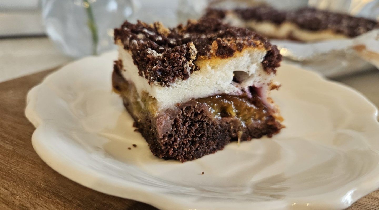 [ad_1] Dacă vrei un desert de sezon, simplu de pregătit și delicios, prăjitura cu prune și glazură fină reprezintă varianta perfectă