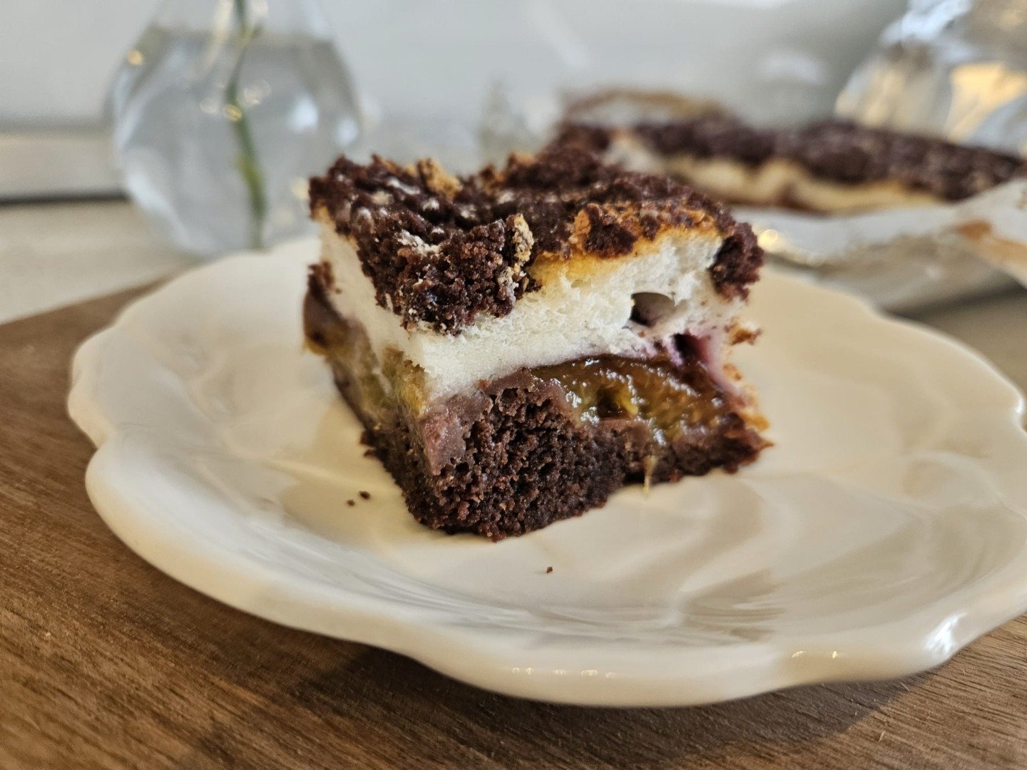 [ad_1] Dacă vrei un desert de sezon, simplu de pregătit și delicios, prăjitura cu prune și glazură fină reprezintă varianta perfectă
