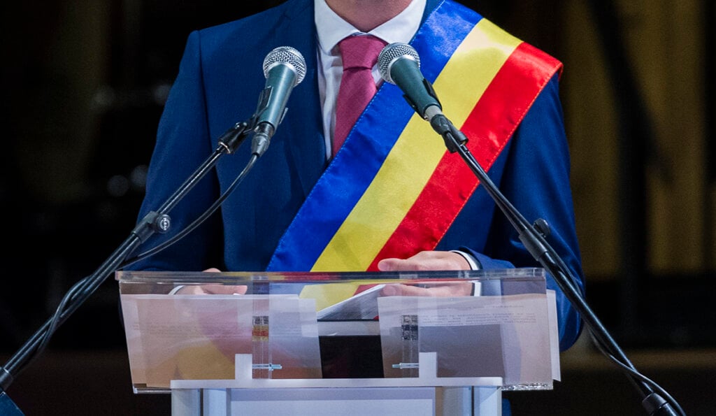 primar-banderola-investire-tricolor-administratie.jpg