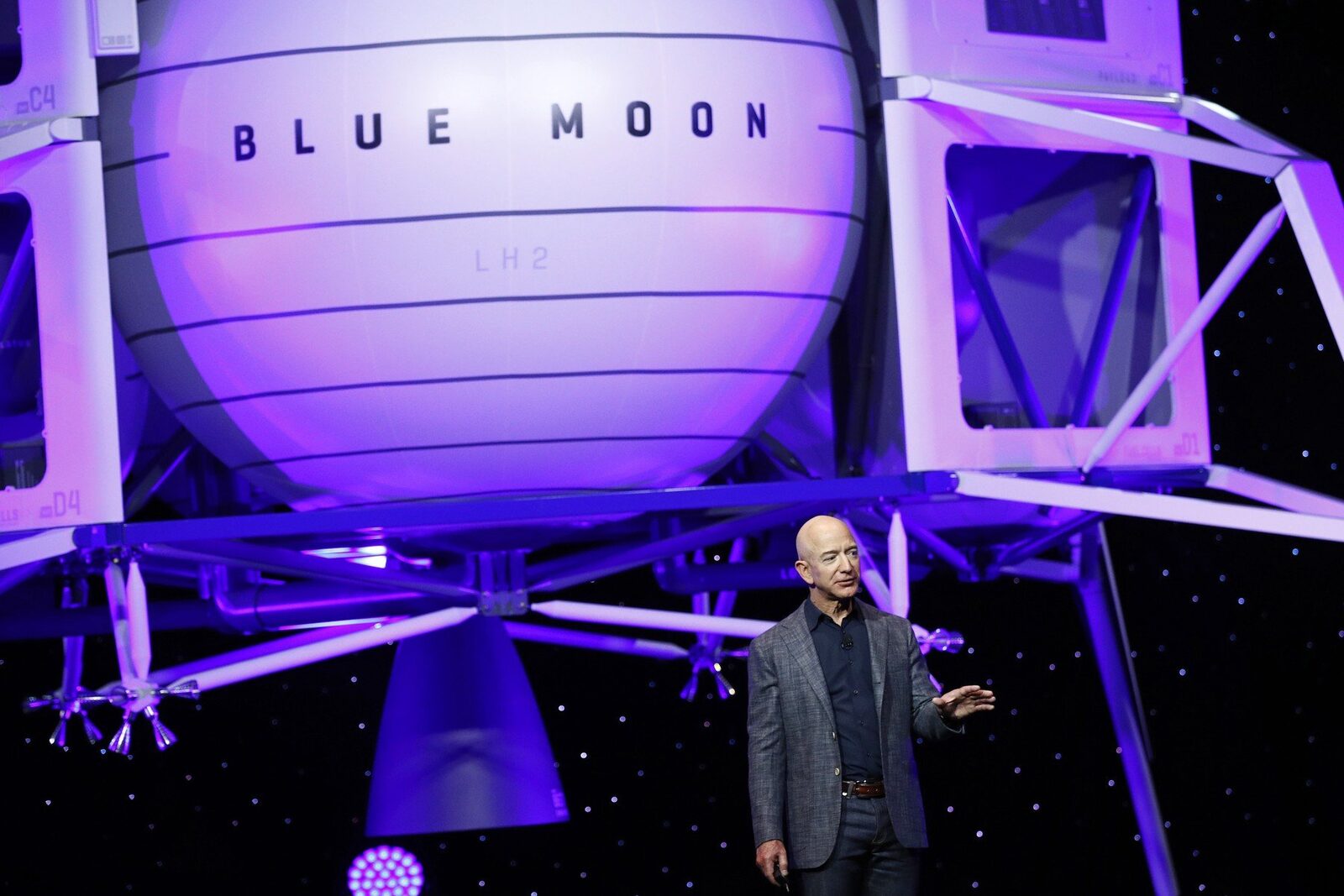 [ad_1] Jeff Bezos, unul dintre cei mai bogați oameni din lume, consideră că dezvoltarea tehnologiei spațiale și a inteligenței artificiale va influența semnificativ societatea în următorii ani