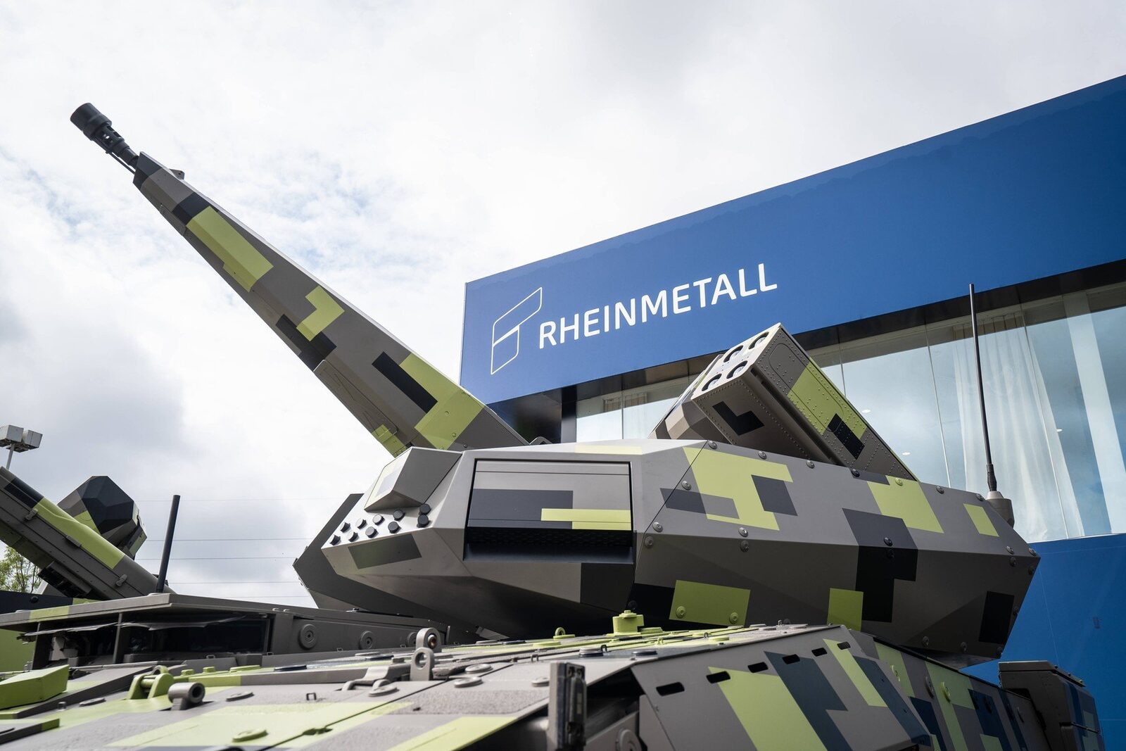 Ilie Bolojan a avut a doua întâlnire din ultimele două săptămâni cu oficiali ai companiei germane Rheinmetall, care va livra echipamente militare de ultimă generație pentru armată, în cadrul programului SAFE