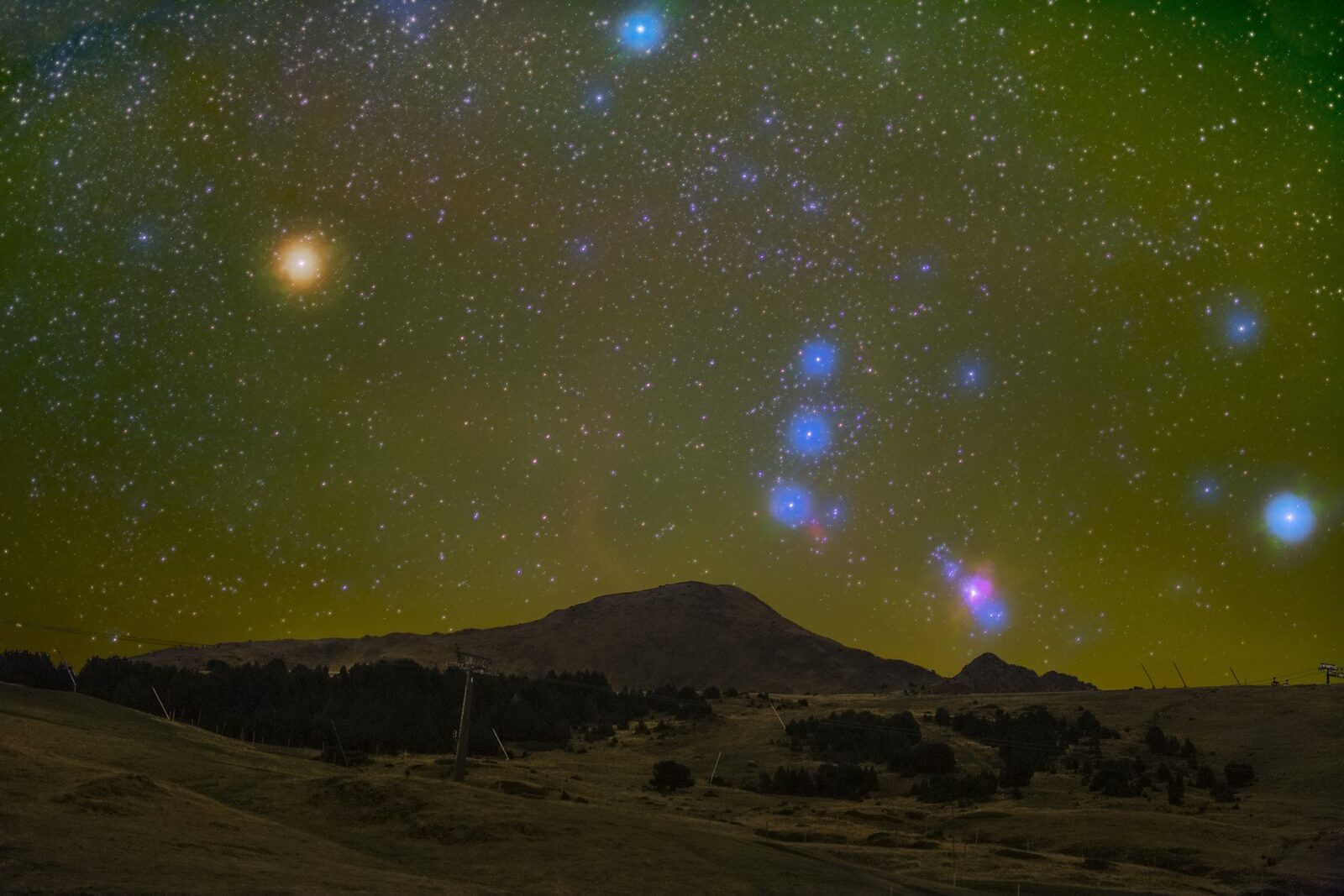 [ad_1] Constelația Orion deasupra munților Foto: JUAN CARLOS CASADO (starryearth.com) / Sciencephoto / Profimedia Maximul ploaii de meteori Orionide va avea loc în noaptea de 20-21 octombrie, conform informațiilor oferite de Observatorul Astronomic „Amiral Vasile Urseanu”