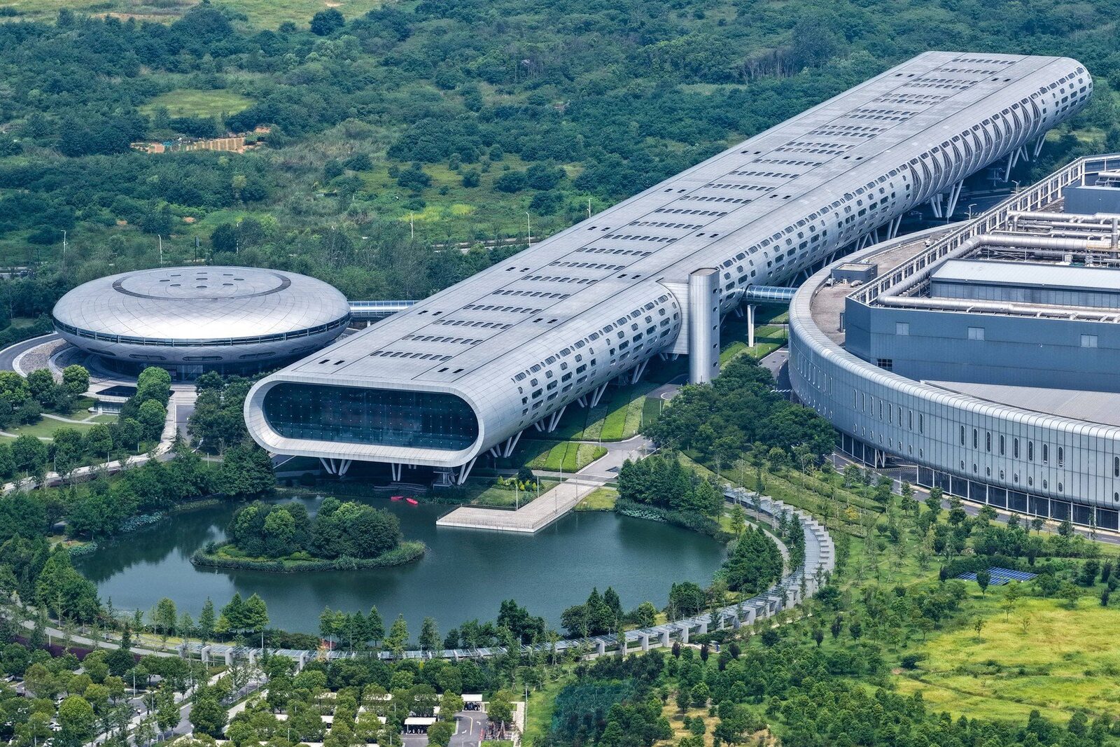 Imagini exclusive din interiorul fabricii de  ultimă generație a celui mai mare producător de cipuri pentru Silicon Valley