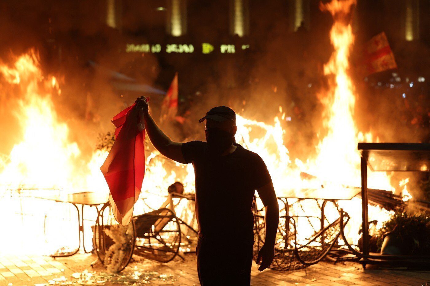 Premierul Georgiei avertizează asupra reacțiilor dure împotriva opoziției politice după protestele de sâmbătă, când mii de georgieni au ieșit în stradă pentru a protesta după alegerile parlamentare și au încercat să pătrundă în sediul președinției