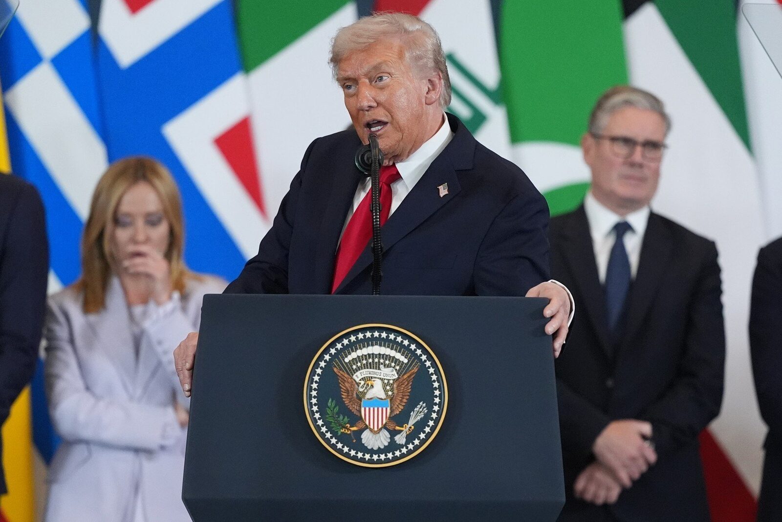 [ad_1] Președintele american Donald Trump a spus luni că lidera Italiei, Giorgia Meloni, este o femeie „frumoasă”, comentariu despre care afirmă că în Statele Unite ar putea duce la sfârșitul carierei sale politice
