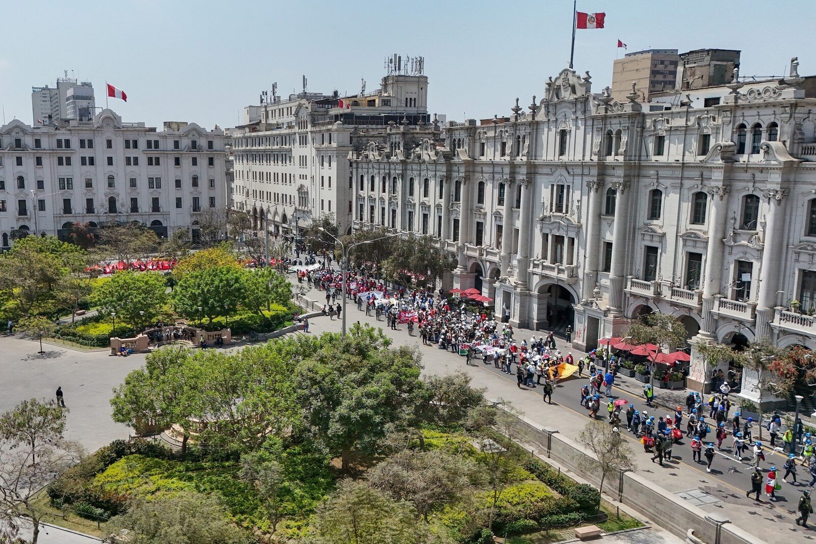 [ad_1] Când au început confruntările dintre protestatari și forțele de ordine în timpul unui marș amplu din 15 octombrie la Lima, un bărbat a fost împușcat de poliție, iar peste o sută de persoane au fost rănite