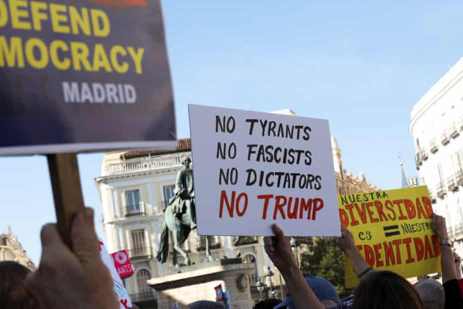 [ad_1] Aproximativ 300 de americani s-au adunat sâmbătă în centrul Madridului, iar 200 în orașul Malaga, pentru a susține drepturile constituționale și valorile democratiei din Statele Unite, pe care le consideră sub amenințare din partea președintelui Donald Trump, pe care îl describă ca fiind un „tiran”