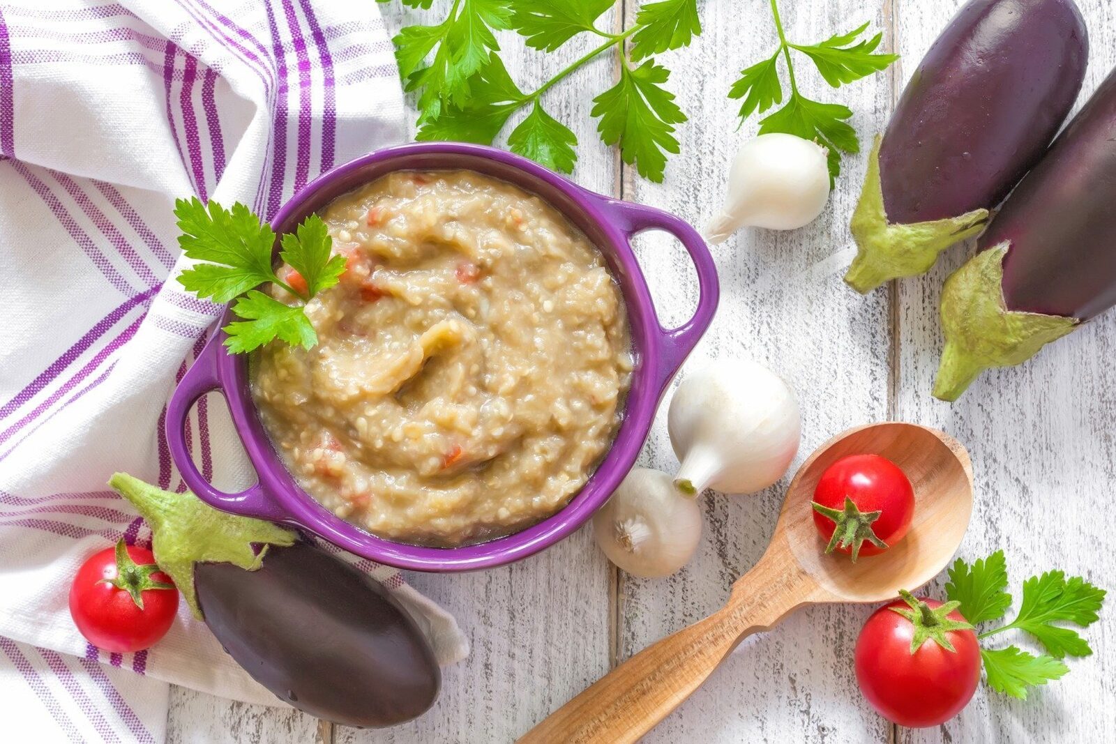 [ad_1] Salata de vinete este recunoscută pentru savoarea sa distinctivă și este un preparat preferat în multe gospodării din România