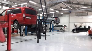 Femeie descoperă ceva surprinzător după ce a dus mașina la service pentru un zgomot ciudat