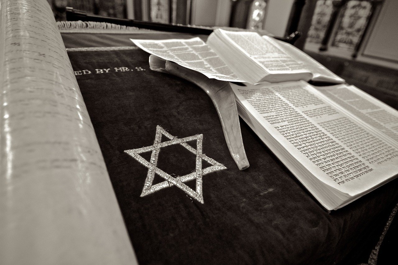 Trei suspecți au fost capturați de poliția britanică în legătură cu atacul antisemit de Yom Kippur de la sinagoga din Manchester