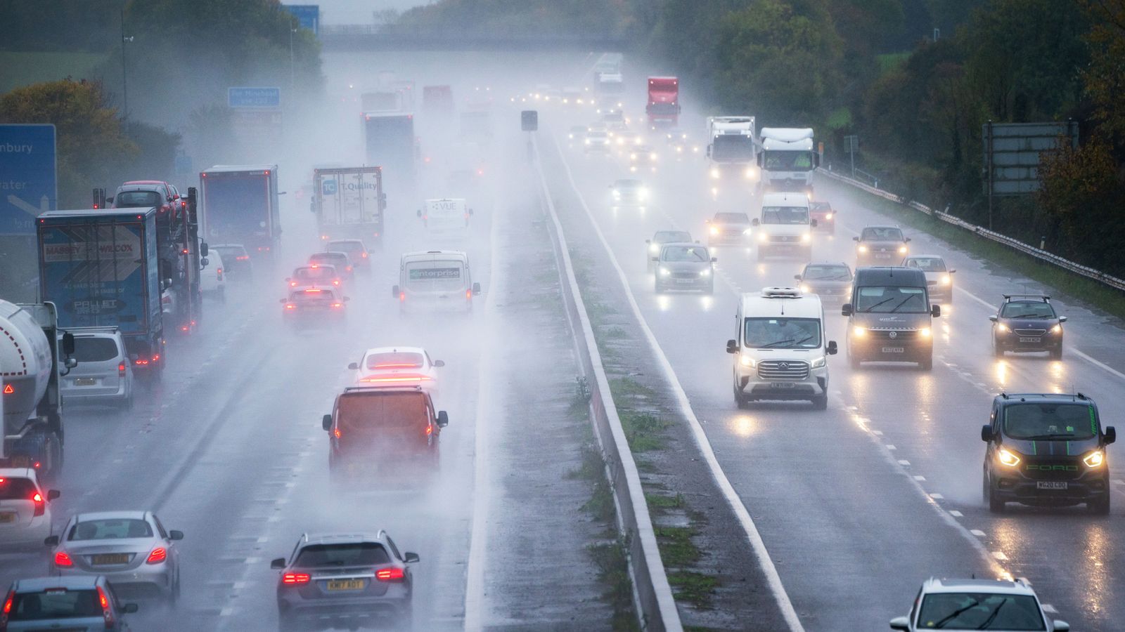 [ad_1] Cum să te pregătești pentru condiții meteorologice extreme în Marea Britanie Când vremea extremă lovește Regatul Unit, Met Office emite o serie de avertizări menite să protejeze populația