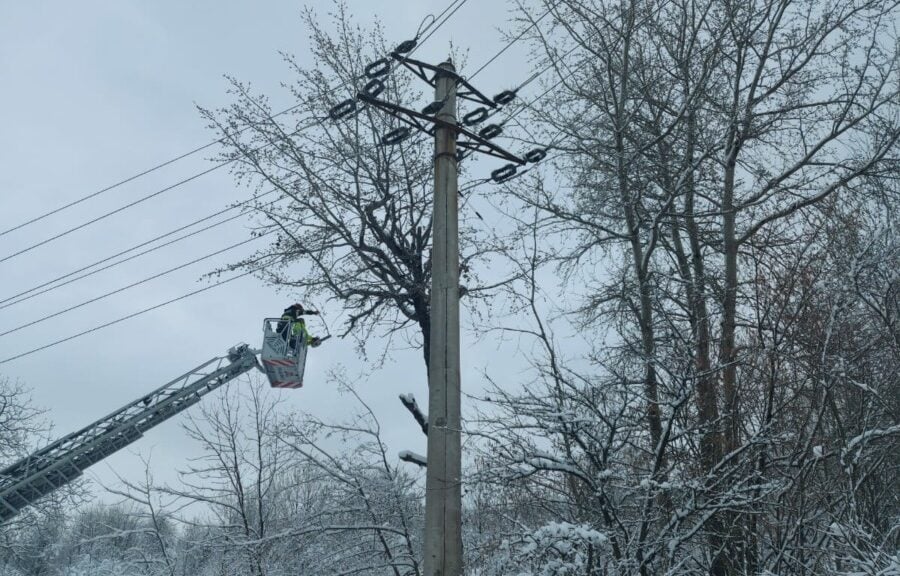 stalp-electricitate-electrica-zapada-e1677652514856.jpg