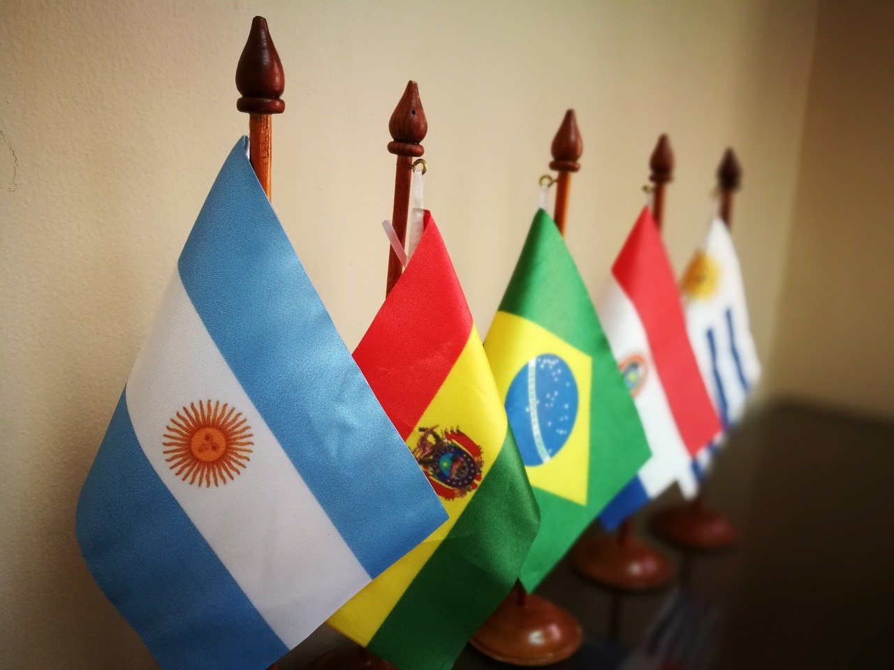 [ad_1] Senatorul de centru-dreapta Rodrigo Paz a câștigat duminică alegerile prezidențiale din Bolivia, învingându-l pe rivalul său de dreapta Jorge Tuto’ Quiroga, într-o țară care se confruntă cu o criză economică profundă după două decenii de guvernare de stânga, relatează agenția de știri AFP