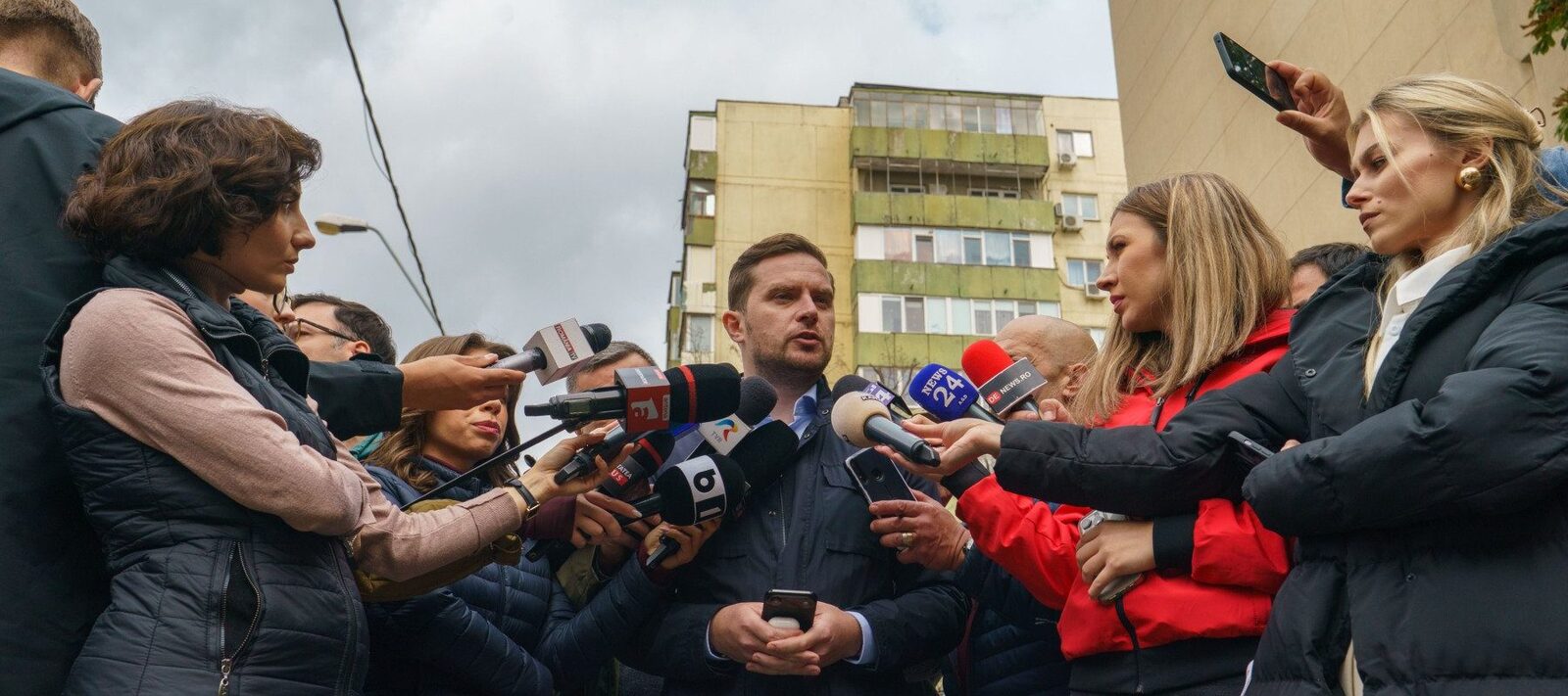 Procesează explozia din Rahova: Primăria își asumă protejarea clădirii după finalizarea anchetei Poliției, luând în considerare și demolarea; locatarii își vor recupera bunurile, dar nu vor putea rămâne în locuință