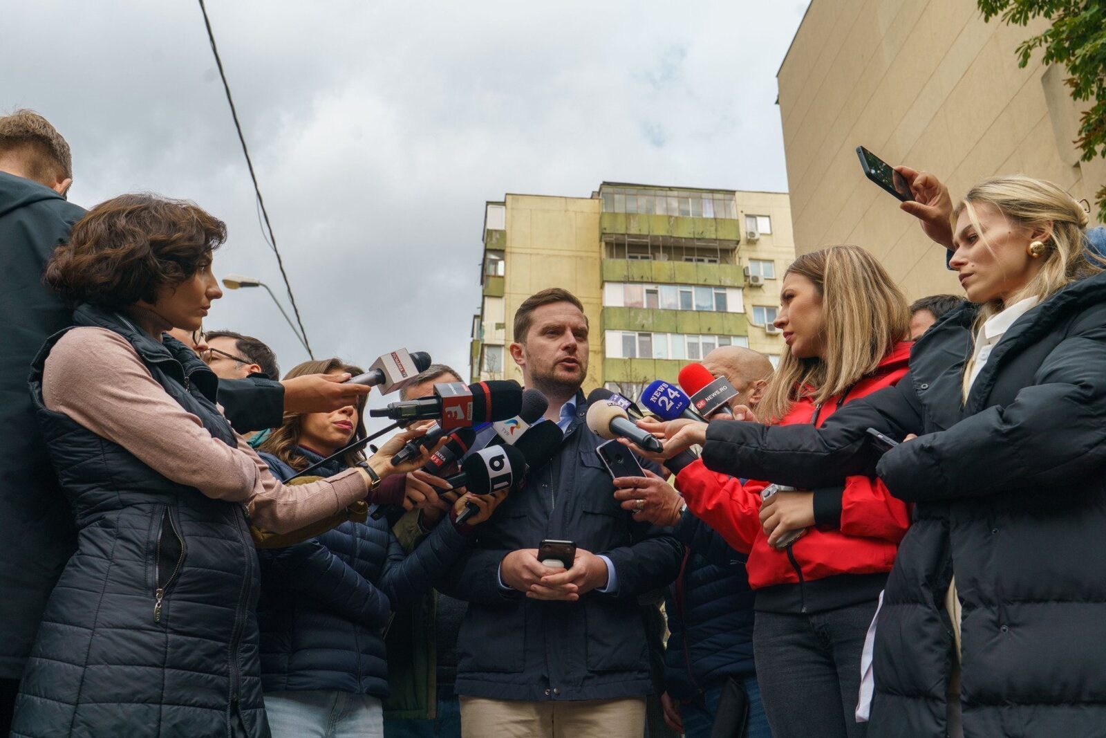 Procesează explozia din Rahova: Primăria își asumă protejarea clădirii după finalizarea anchetei Poliției, luând în considerare și demolarea; locatarii își vor recupera bunurile, dar nu vor putea rămâne în locuință