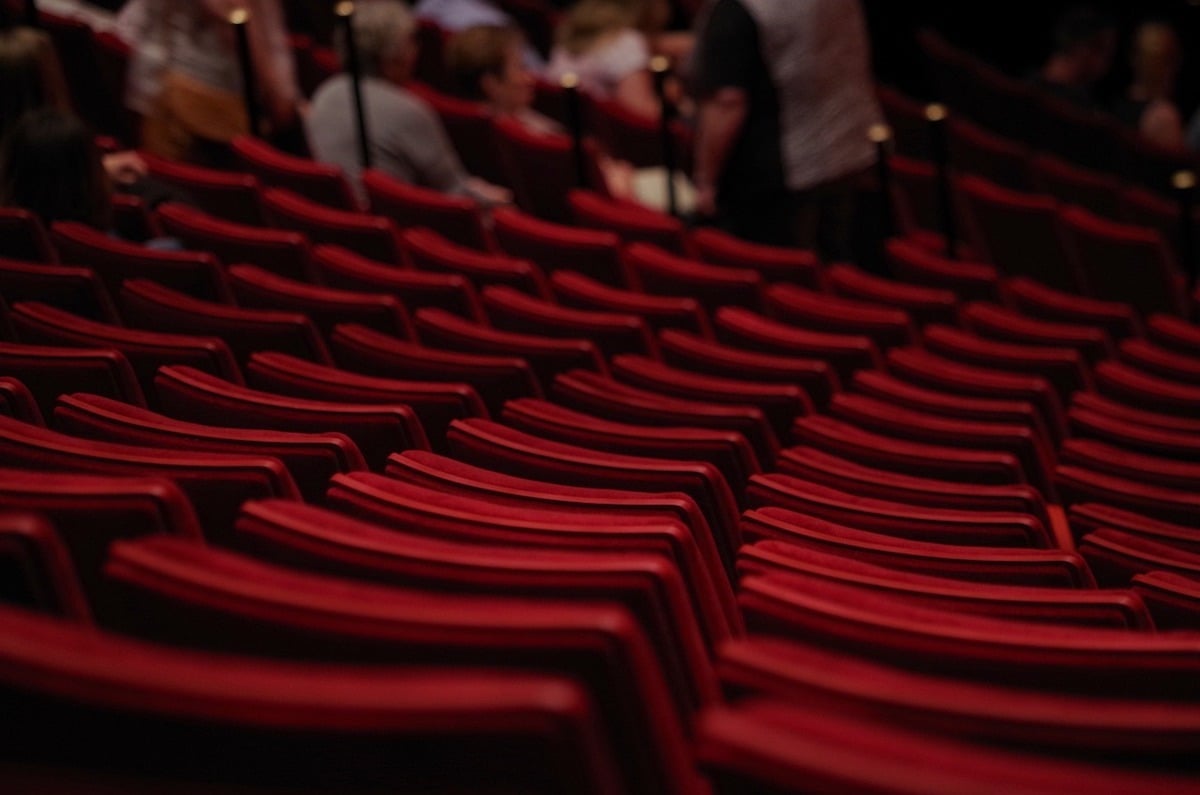 Premiera spectacolului „Familia Tot”, adaptat după o piesă de teatru a dramaturgului maghiar Orkeny Istvan și regizat de Vlad Cristache, la Teatrul Jean Bart din Tulcea