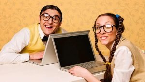 Era de aur a ignoranței? Cum tehnologia ne devorează mintea și o face să urmeze algoritmi