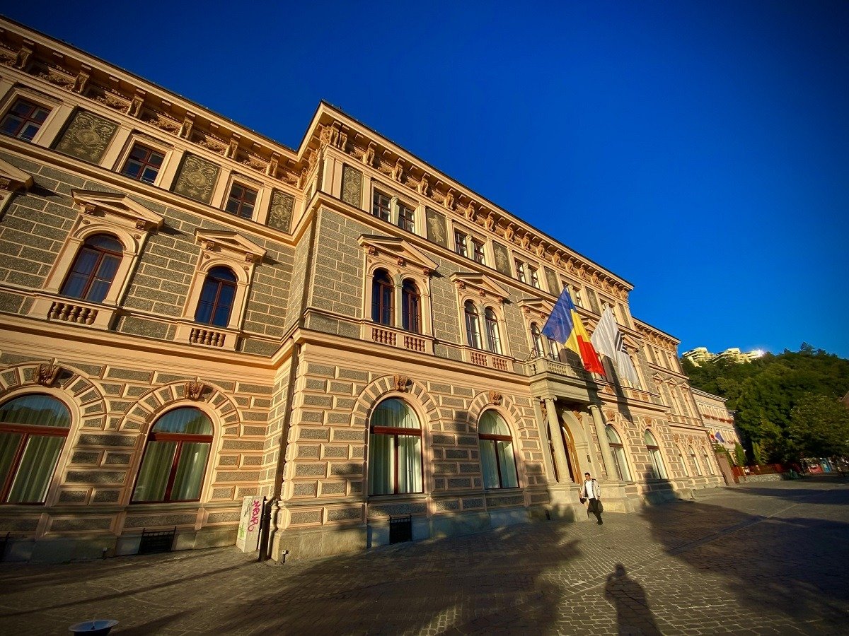 Studiile Universității Transilvania din Brașov, în contextul unui mandat referitor la participarea obligatorie la cursuri, provoacă nemulțumire și anticiparea unor demonstrații ale studenților