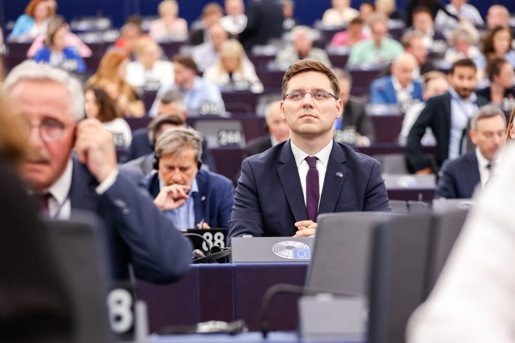 victor-negrescu-parlamentul-european.jpg
