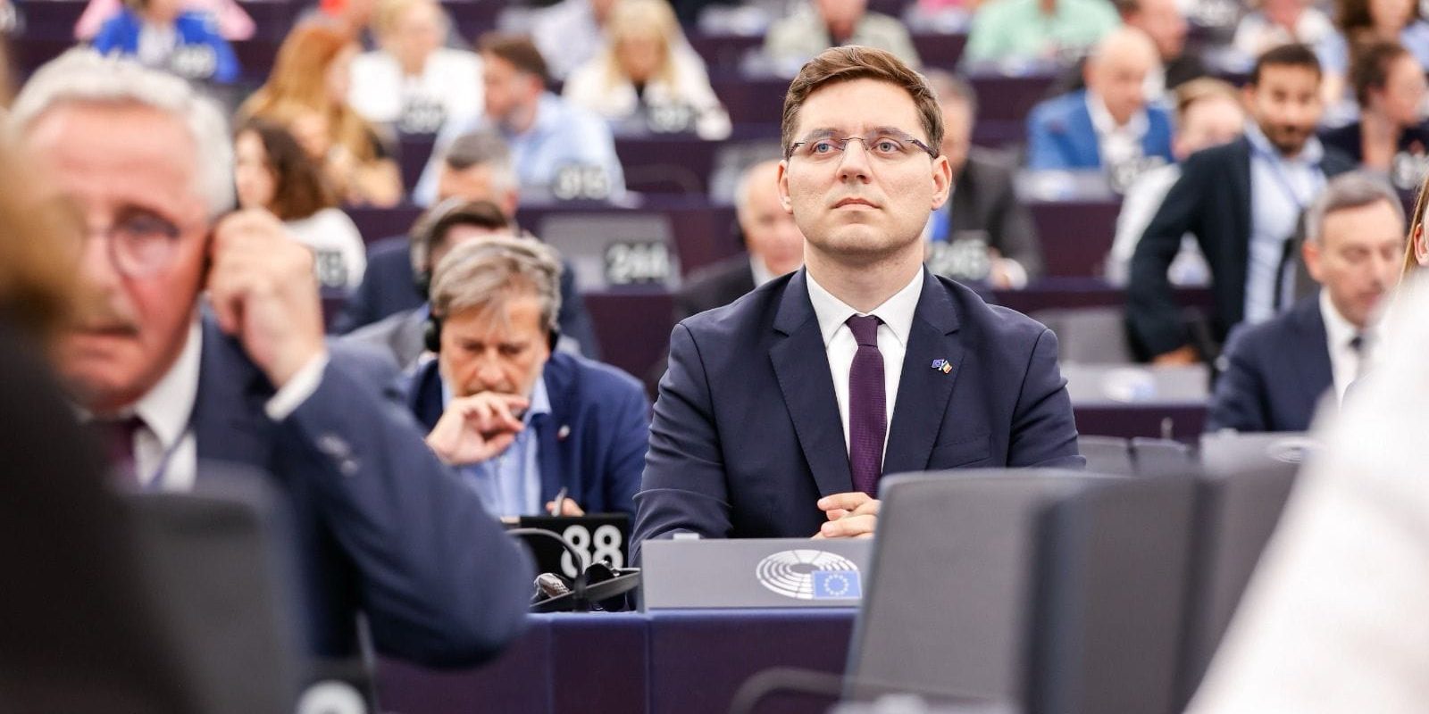 victor-negrescu-parlamentul-european.jpg