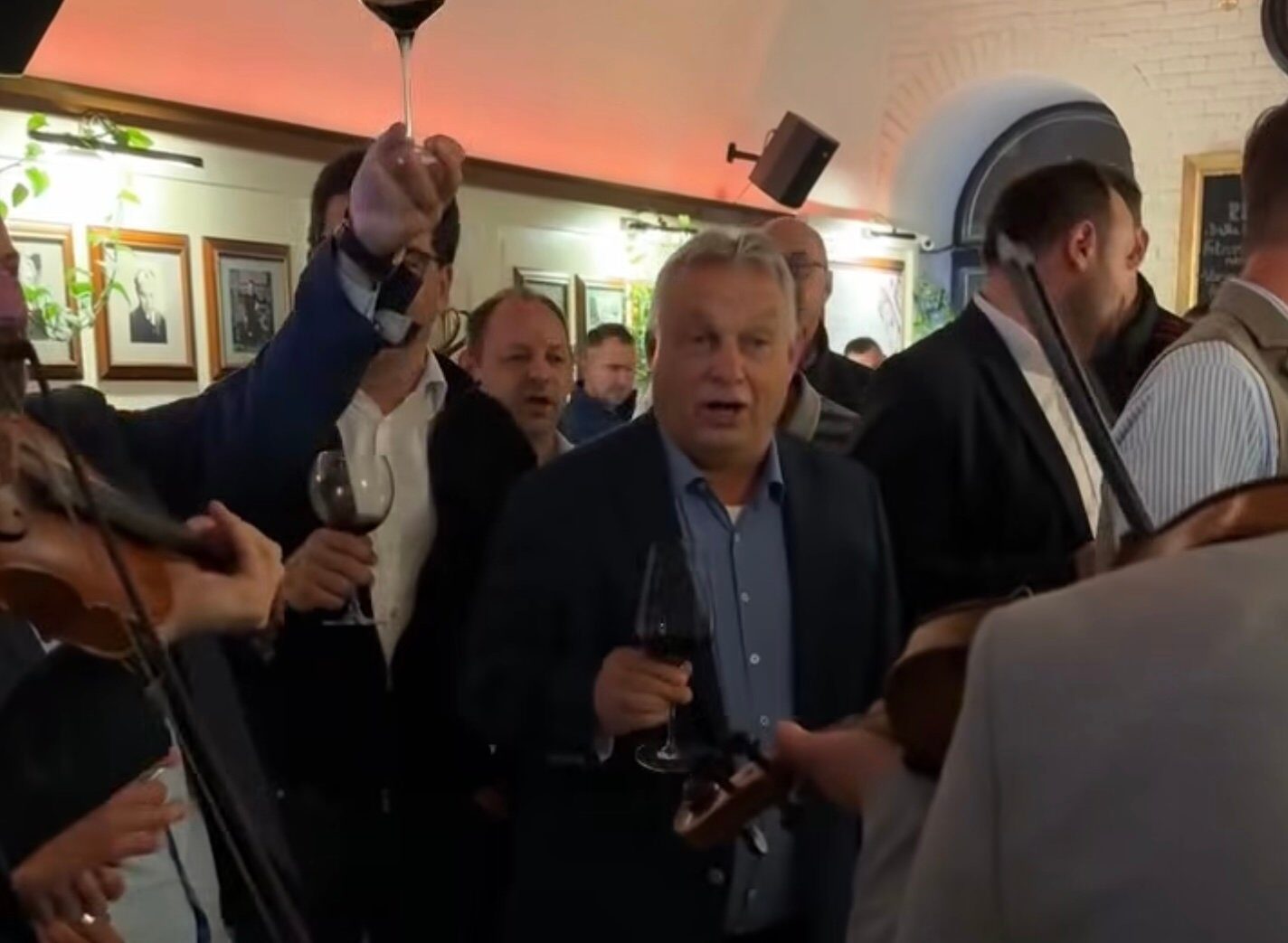 Viktor Orban interpretează o melodie populară maghiară într-un local din Cluj, exprimând „noi nu plecăm de aici”, conform Cluj24