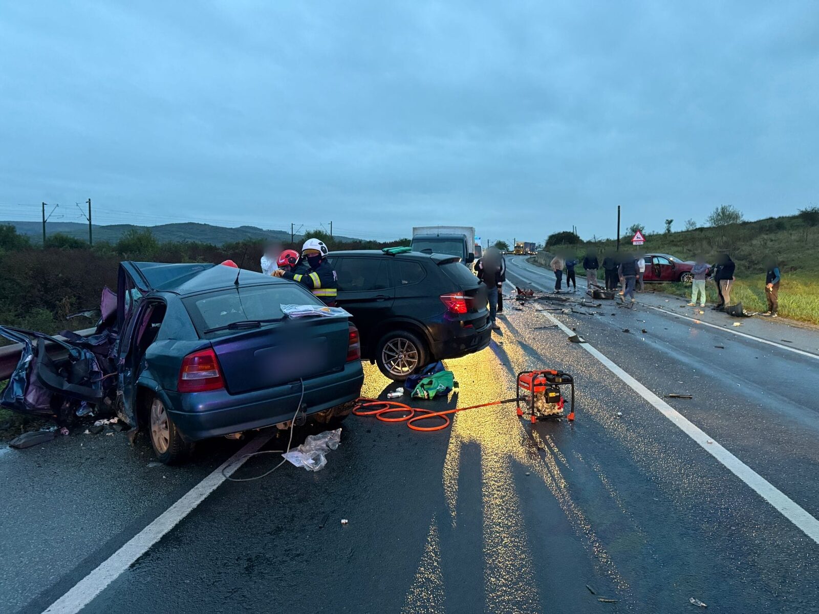 [ad_1] Accident rutier grav în județul Cluj Un accident rutier grav a avut loc recent în județul Cluj, implicând trei automobile și rezultând în multiple victime
