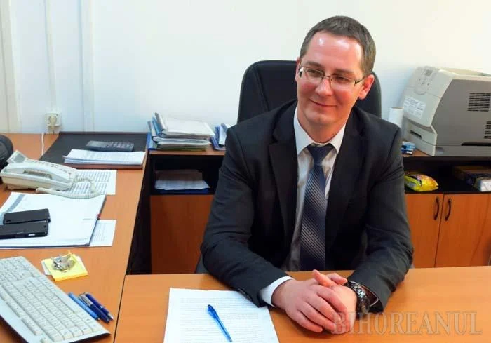 Judecătorul Andrei Rus, magistrat de legătură în Spania, obține o decizie favorabilă într-un proces cu statul privind diurna de 2% din salariul brut pe zi și primește deja 3.600 euro pentru chirie; el a redactat hotărârea Înaltei Curți referitoare la prescrierea mai rapidă a infracțiunilor și deține două apartamente în Emirate