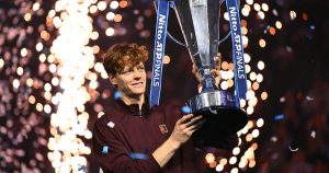 Jannik Sinner îl învinge pe Carlos Alcaraz în seturi directe, apărând titlul de la ATP Tour Finals