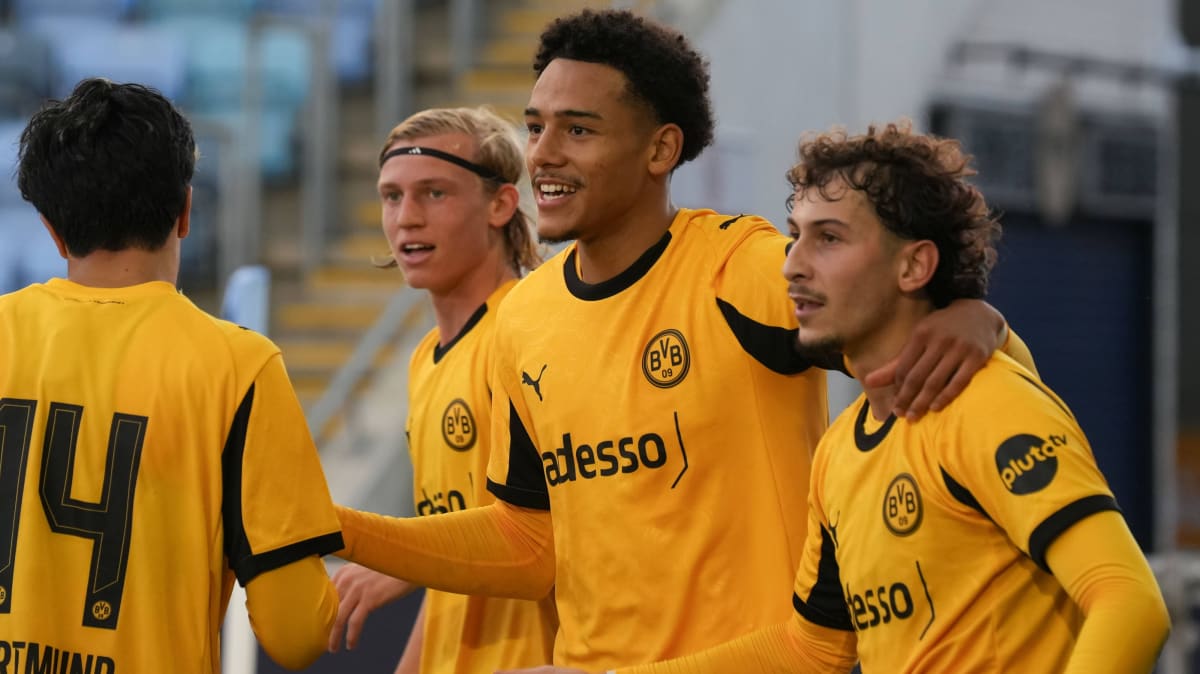 [ad_1] Borussia Dortmund a obținut o victorie categorică de 3:0 în fața echipei de tineret a lui Manchester City, marcând astfel al treilea succes din actuala ediție a Youth League