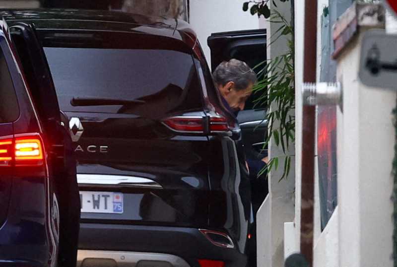 Nicolas Sarkozy a fost eliberat din detenție după ce instanța a decis să-l scoată din închisoare.
