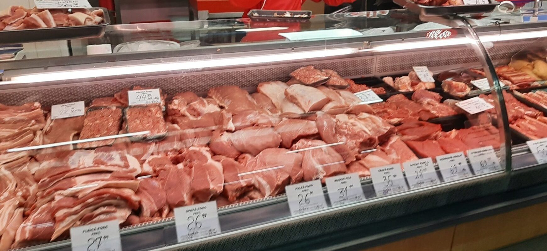 Analiză de piață | Prețul unui kilogram de carne de porc înainte de sărbători: de ce nu lipsește din magazine și cât costă efectiv, cu oferte promoționale în marile lanțuri comerciale