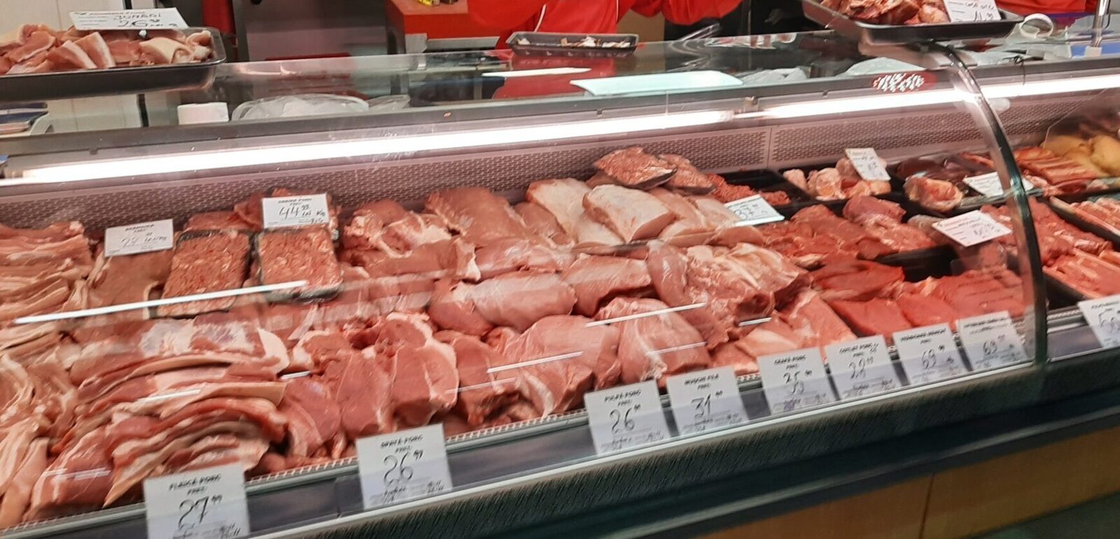 Analiză de piață | Prețul unui kilogram de carne de porc înainte de sărbători: de ce nu lipsește din magazine și cât costă efectiv, cu oferte promoționale în marile lanțuri comerciale