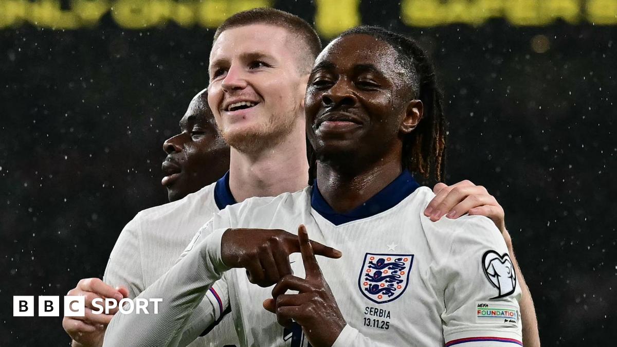 [ad_1] Era inevitabil ca întâlnirea Angliei cu Serbia să nu prezinte un risc, având în vedere că calificarea pentru Cupa Mondială era asigurată, dar Tuchel va fi plecat cu o încredere crescută după această victorie.Vederea lui Bellingham și Foden ieșind de pe bancă după 65 de minute, împreună cu golul marcat de Eze, a fost o altă dovadă a adâncimii de talent de care dispune Tuchel în formația sa, în timp ce își conturează planurile finale pentru Cupa Mondială.Rogers, Marcus Rashford și Elliot Anderson și-au adus contribuția, în timp ce tânărul mijlocaș de la Crystal Palace, Adam Wharton, care a intrat ca substitut, a jucat în sfârșit mai multe minute pentru Anglia, la prima apariție din iunie 2024.Această campanie de calificare a fost extrem de satisfăcătoare pentru Tuchel și Anglia, acumulând momentumul dorit înainte de ultimul meci de calificare din Albania, programat pentru duminică.Saka a demonstrat din nou clasa ce-l face o alegere certă pentru Cupa Mondială, deschizând scorul cu un final spectaculos, iar coechipierul de la Arsenal, Eze, a adus o elegantă ultimă atingere pentru a înlătura orice îndoială privind rezultatul.Debutantul O’Reilly a avut un start reușit, iar, la celălalt capăt al scalei, căpitanul Harry Kane, deși nu a marcat, a demonstrat că dorința sa rămâne vie, efectuând chiar un tackle în apropierea propriului careu pentru a stinge o amenințare rară din partea sârbo.În poartă, Pickford continuă să stabilească recorduri cu un nou meci fără gol primit, ceea ce înseamnă că Anglia nu a încasat niciun gol în calificare.În concluzie, Tuchel poate călători spre Tirana cu moralul ridicat