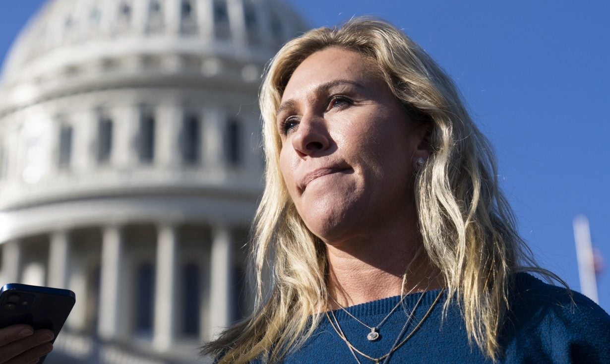 [ad_1] Donald Trump și-a retras oficial sprijinul pentru Marjorie Taylor Greene, o deputată importantă a mișcării MAGA și una dintre sprijinitoarele sale, după criticile aduse modului în care președintele american a gestionat cazul Jeffrey Epstein, scandal ce a afectat grav imaginea Administrației din Washington