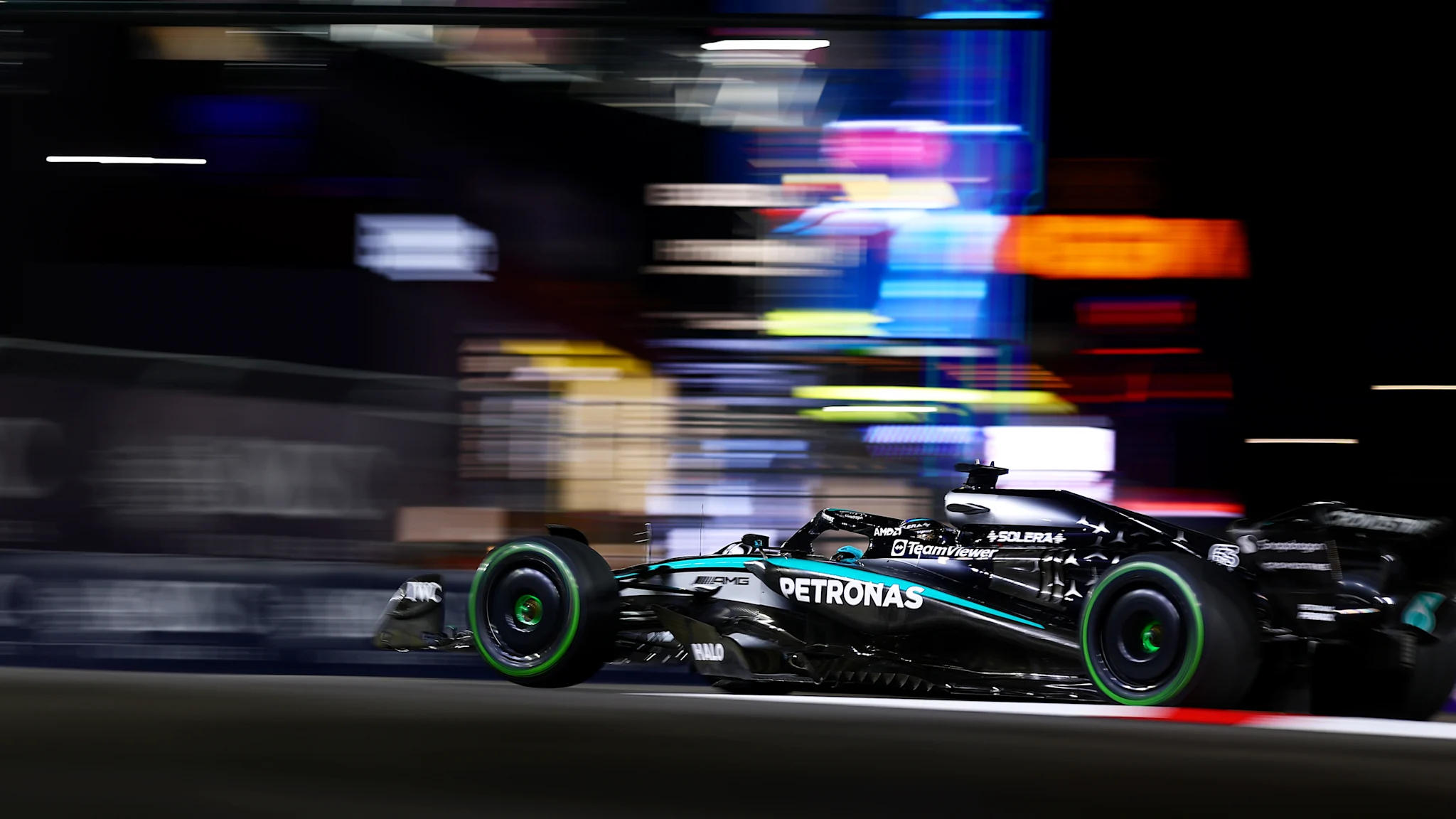 George Russell conduce FP3 în Las Vegas, McLaren întâmpină probleme tehnice.