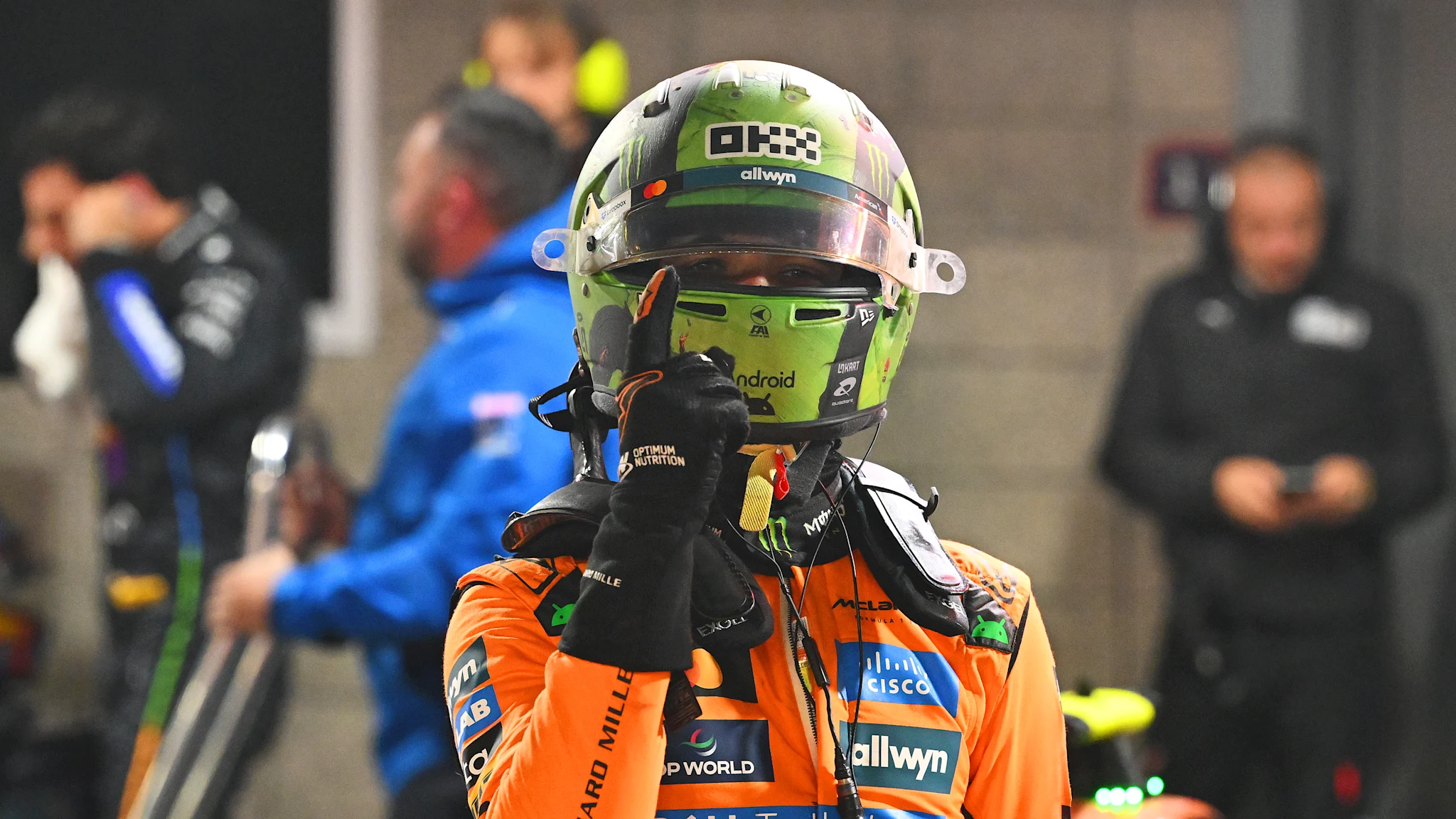 Lando Norris obține pole position la Marele Premiu de la Las Vegas, devansându-i pe Max Verstappen și Carlos Sainz într-o sesiune afectată de ploaie.