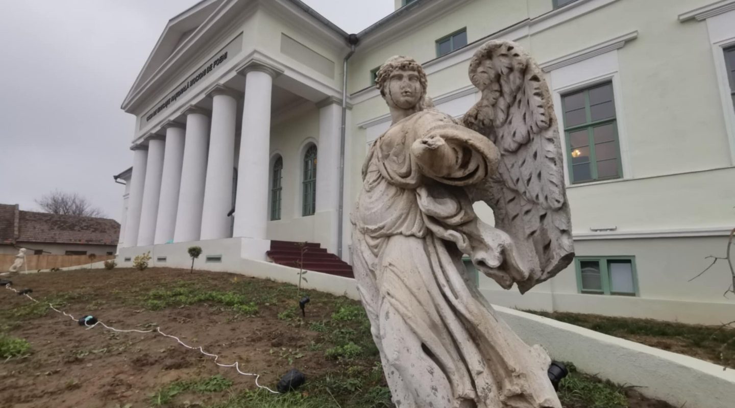[ad_1] Conacul Mocioni din Foeni, situat în județul Timiș, a fost din nou deschis publicului vineri seara, în perioada Crăciunului