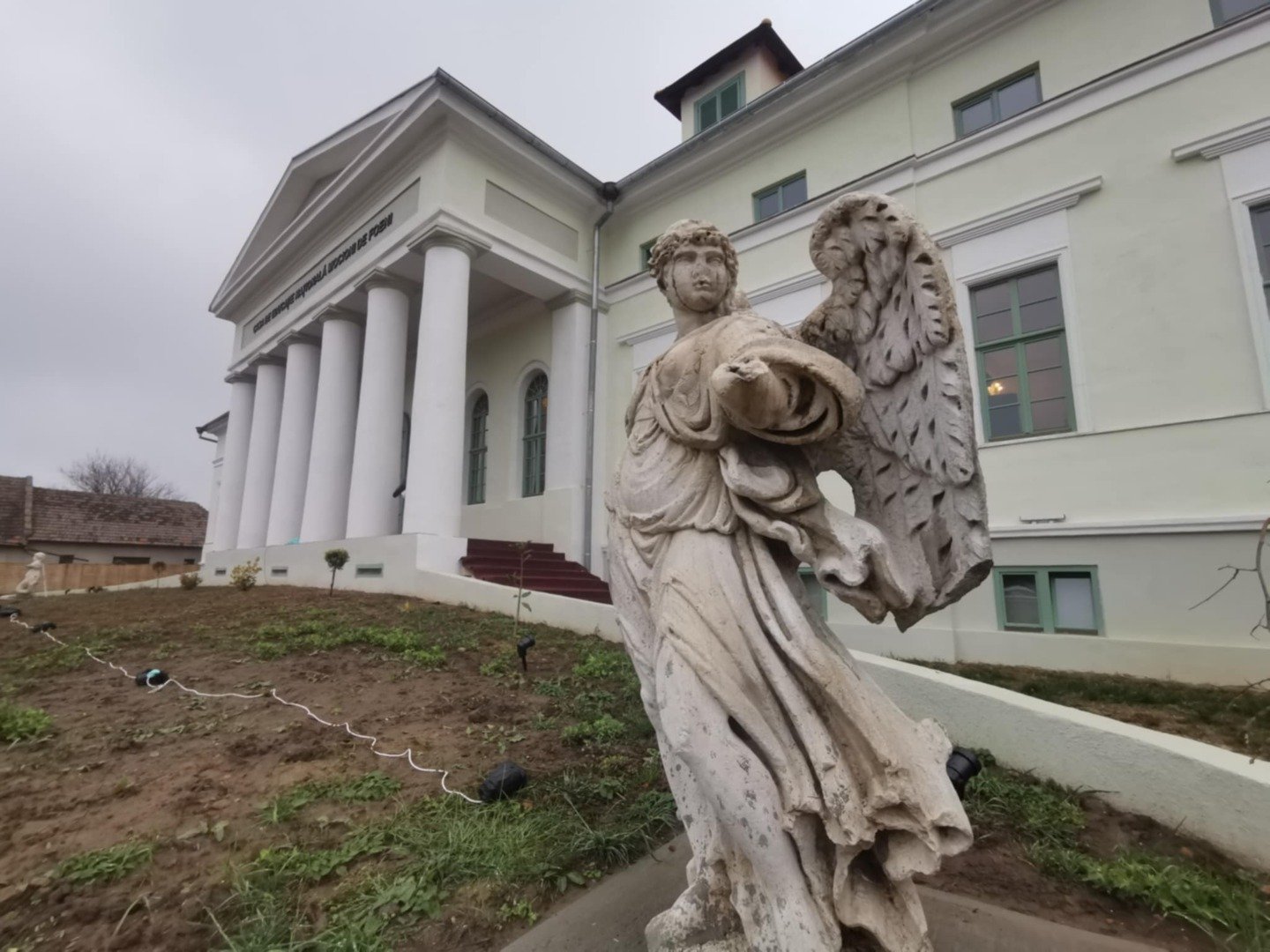 [ad_1] Conacul Mocioni din Foeni, situat în județul Timiș, a fost din nou deschis publicului vineri seara, în perioada Crăciunului