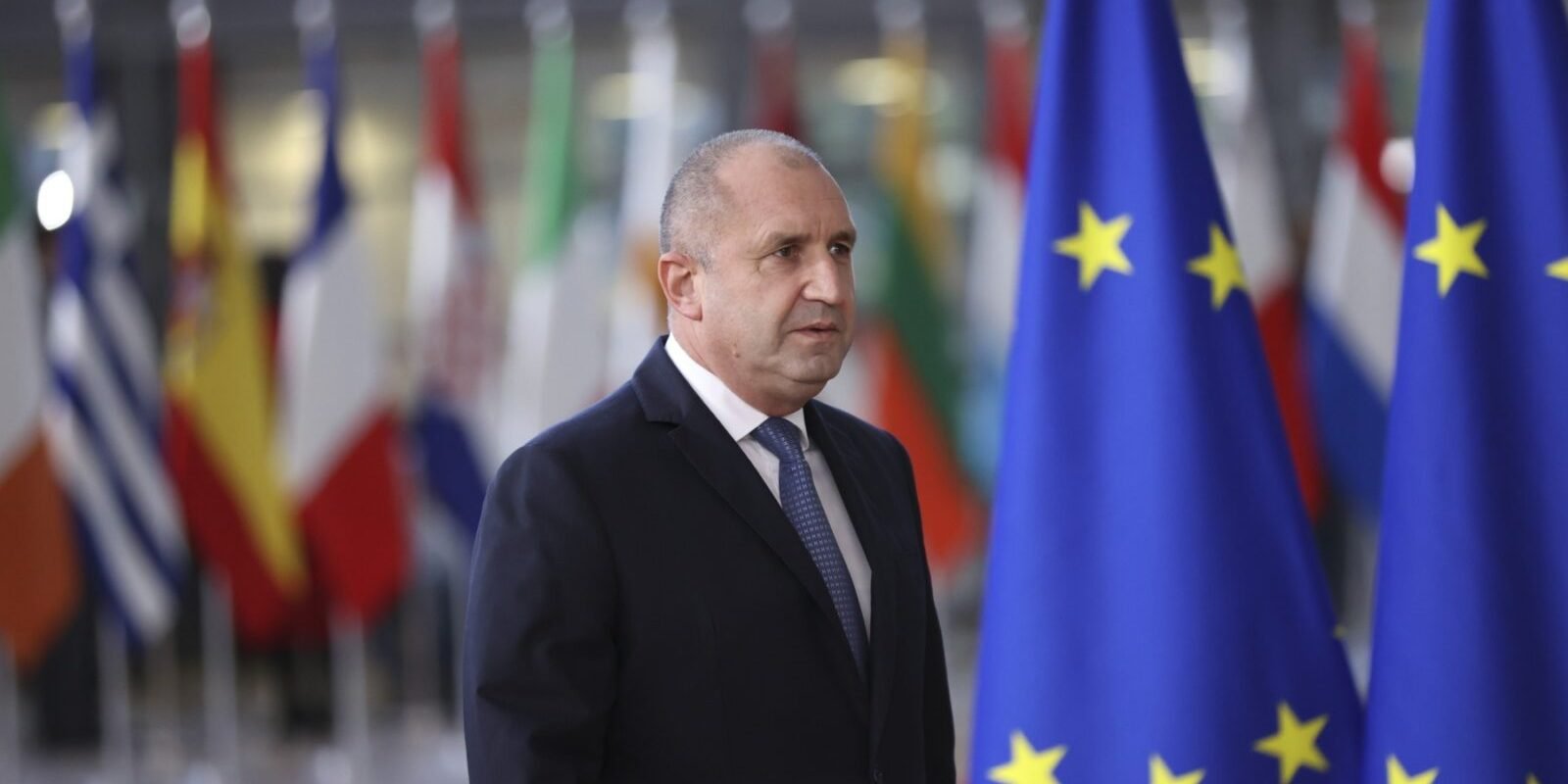 Președintele Bulgariei, Rumen Radev, solicită eliberarea fostului președinte francez Nicolas Sarkozy, amintind de rolul său în operarea eliberării a cinci infirmiere bulgare din Libia, condamnate la moarte pentru infectarea a 450 de copii cu HIV