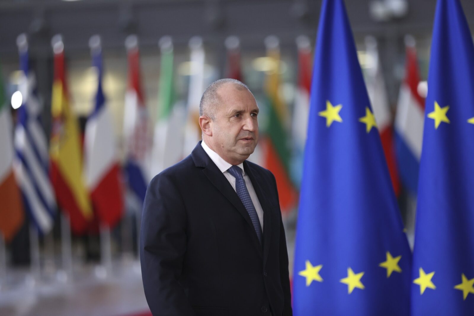Președintele Bulgariei, Rumen Radev, solicită eliberarea fostului președinte francez Nicolas Sarkozy, amintind de rolul său în operarea eliberării a cinci infirmiere bulgare din Libia, condamnate la moarte pentru infectarea a 450 de copii cu HIV