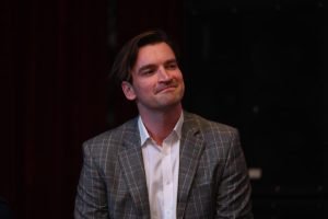 Deputatul Andrei Baciu a publicat un mesaj pe Facebook referitor la violență și necesitatea de a discuta deschis despre această problemă.