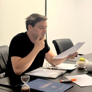 Deputatul Andrei Baciu a anunțat pe Facebook că are încă puțin de lucru azi înainte de a începe pregătirile pentru weekend.