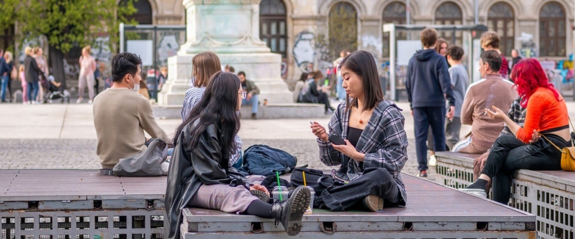 Motivul pentru care tinerii preferă libertatea și flexibilitatea în detrimentul stabilității financiare. La ce vârstă părăsesc locuința parentală