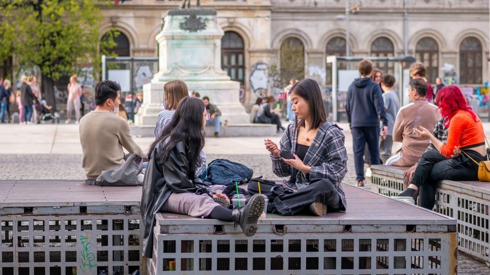 Motivul pentru care tinerii preferă libertatea și flexibilitatea în detrimentul stabilității financiare. La ce vârstă părăsesc locuința parentală